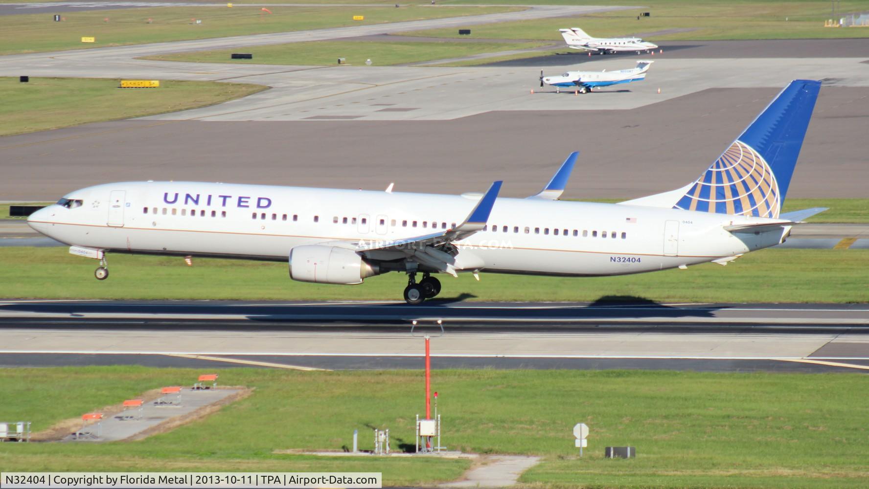 N32404, 2001 Boeing 737-924 C/N 30121, United 737-900