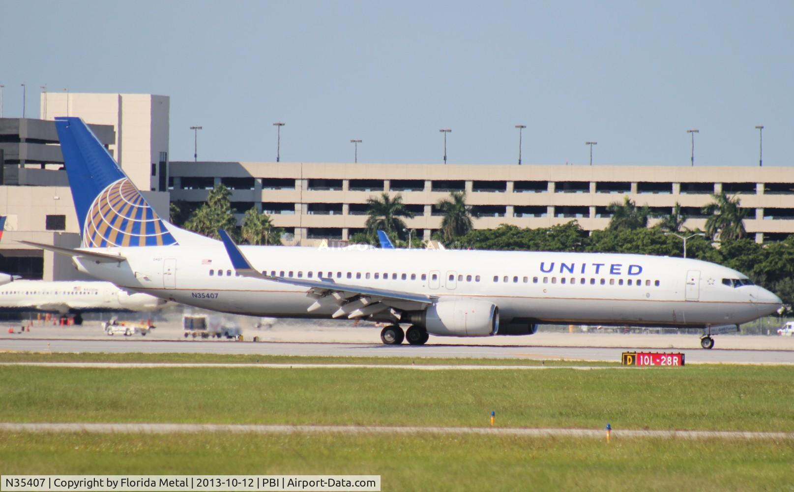 N35407, 2001 Boeing 737-924 C/N 30124, United 737-900