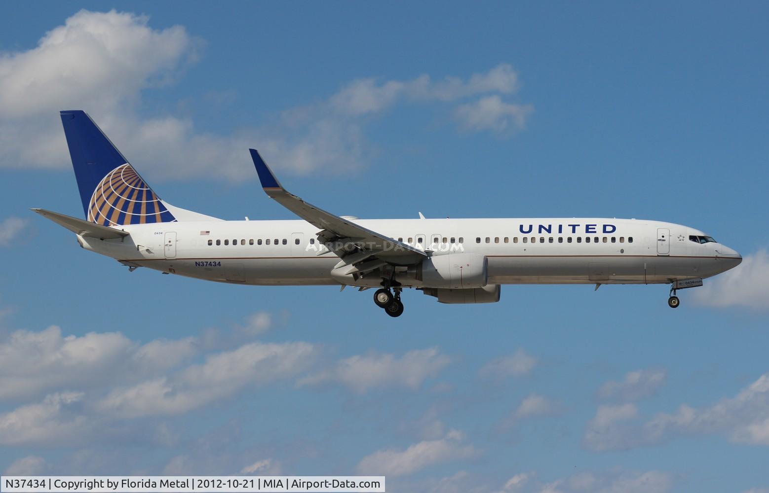 N37434, 2009 Boeing 737-924/ER C/N 33528, United 737-900