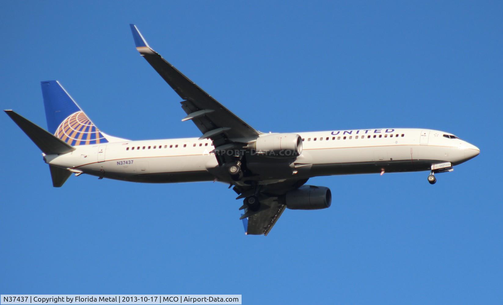 N37437, 2009 Boeing 737-924/ER C/N 33532, United 737-900