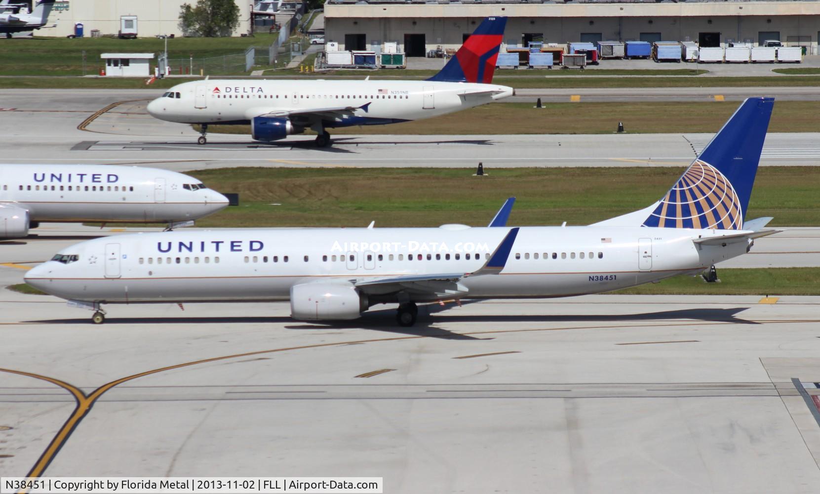 N38451, 2012 Boeing 737-924/ER C/N 31646, United 737-900