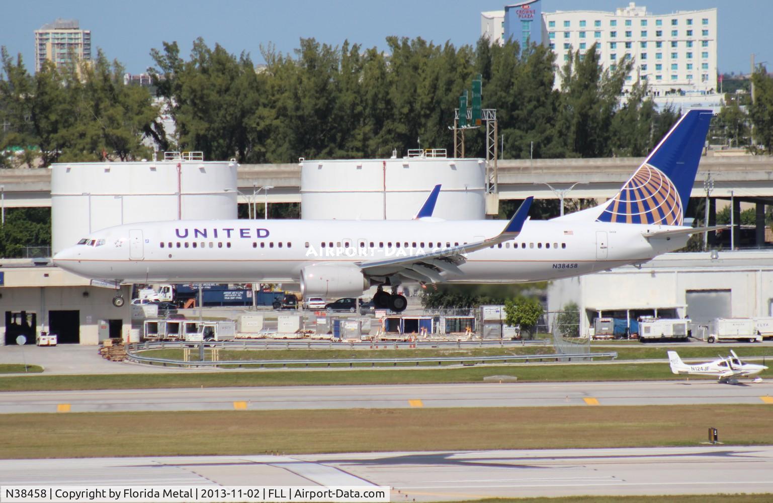 N38458, 2012 Boeing 737-924/ER C/N 37199, United 737-900