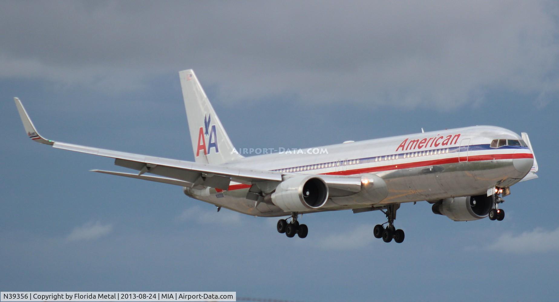 N39356, 1988 Boeing 767-323 C/N 24037, American 767-300