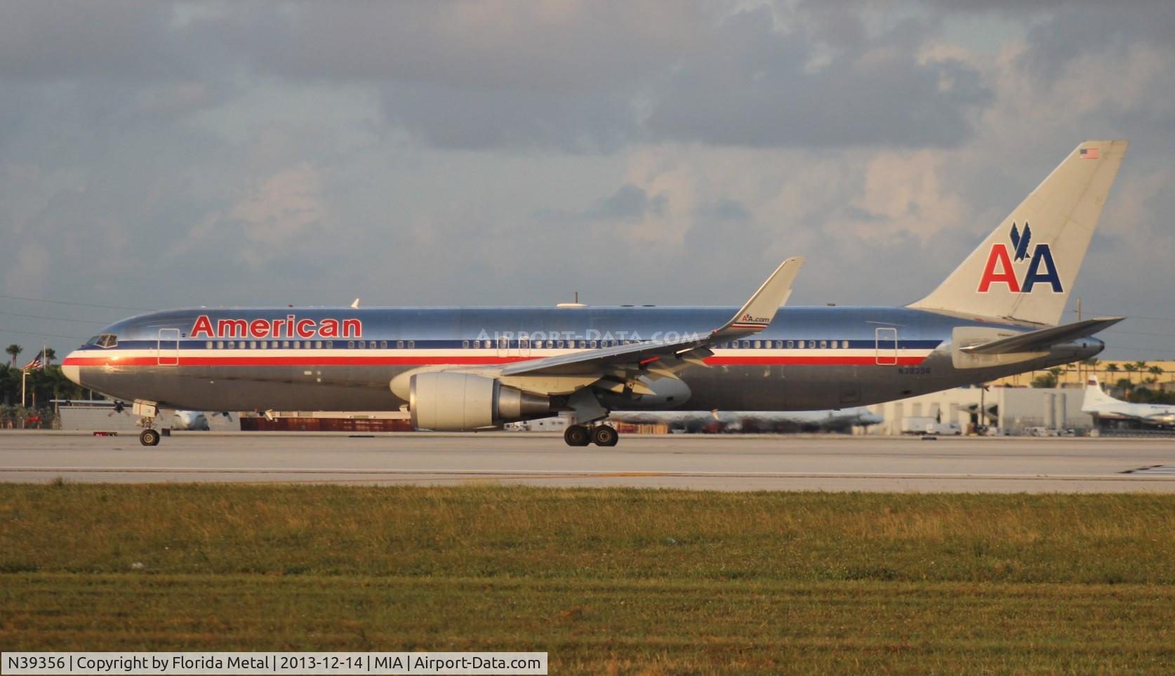 N39356, 1988 Boeing 767-323 C/N 24037, American 767-300