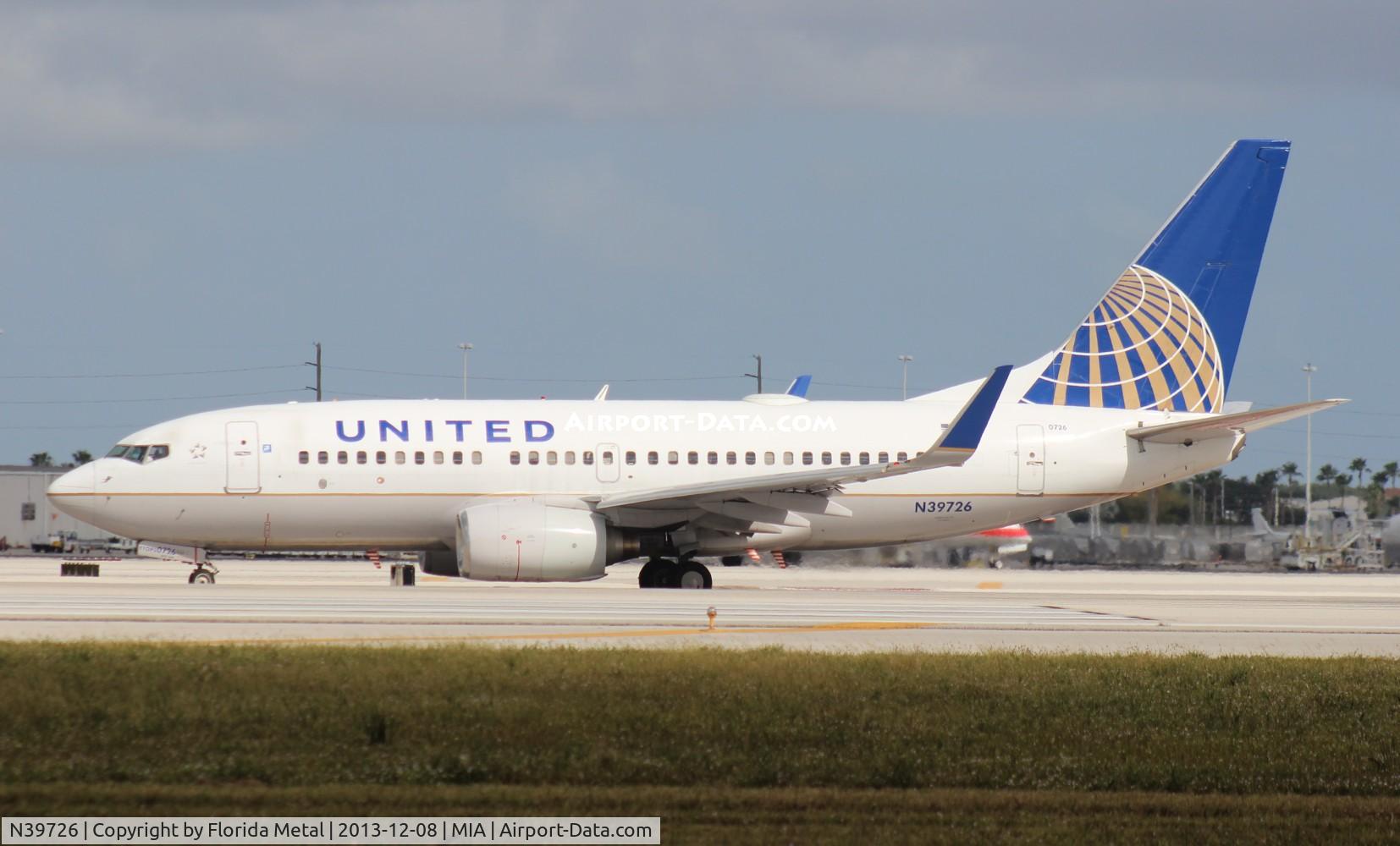 N39726, 1999 Boeing 737-724 C/N 28796, United 737-700