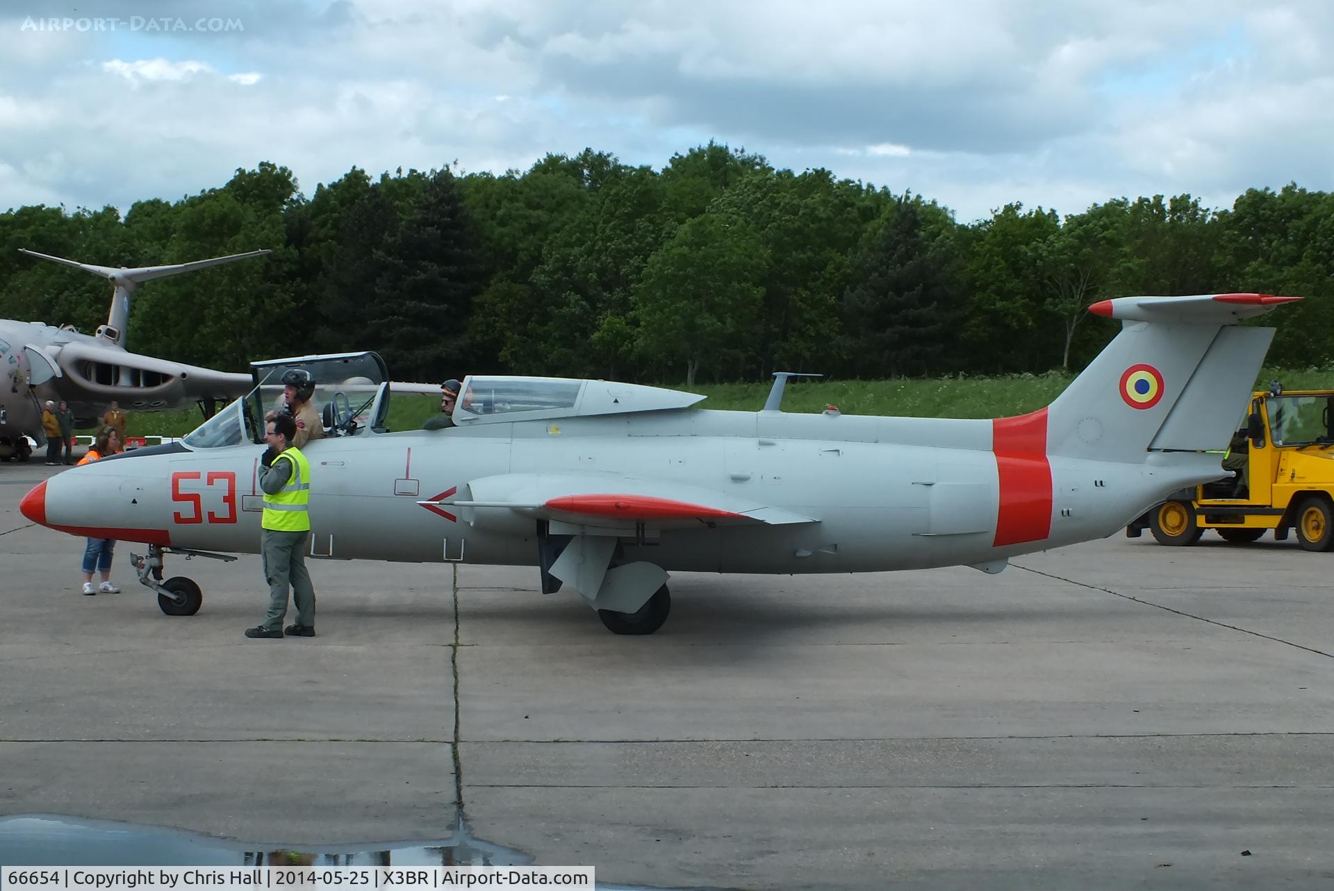66654, Aero L-29 Delfin C/N 395189, lining up on the runway prior to its taxy run