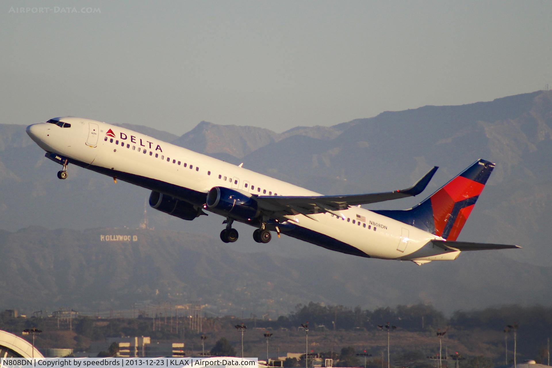 N808DN, 2013 Boeing 737-932/ER C/N 31920, Delta Airlines 737-900ER with the Hollywood sign in the background.