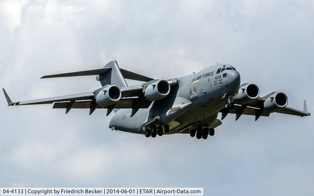 04-4133, 2004 Boeing C-17A Globemaster III C/N P-133, on final RW08