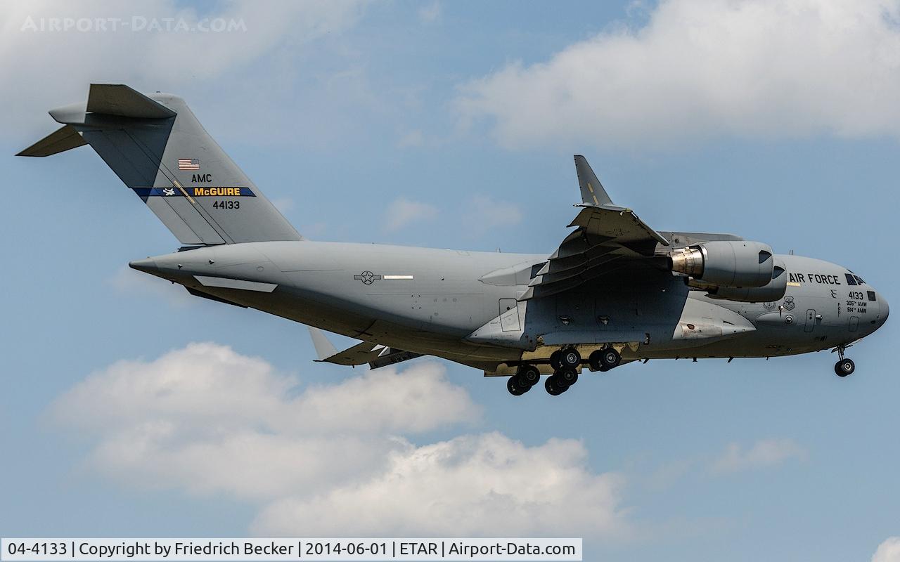 04-4133, 2004 Boeing C-17A Globemaster III C/N P-133, on final RW08