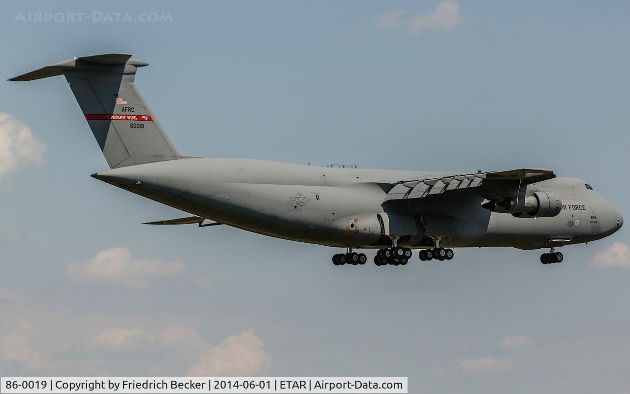 86-0019, 1986 Lockheed C-5B Galaxy C/N 500-0105, on final RW08