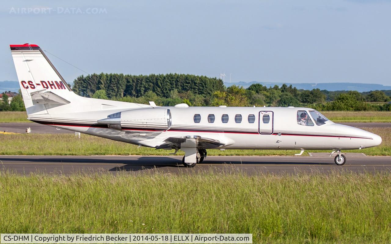 CS-DHM, 2004 Cessna 550 Citation Bravo C/N 550-1093, taxying to the active, RW06
