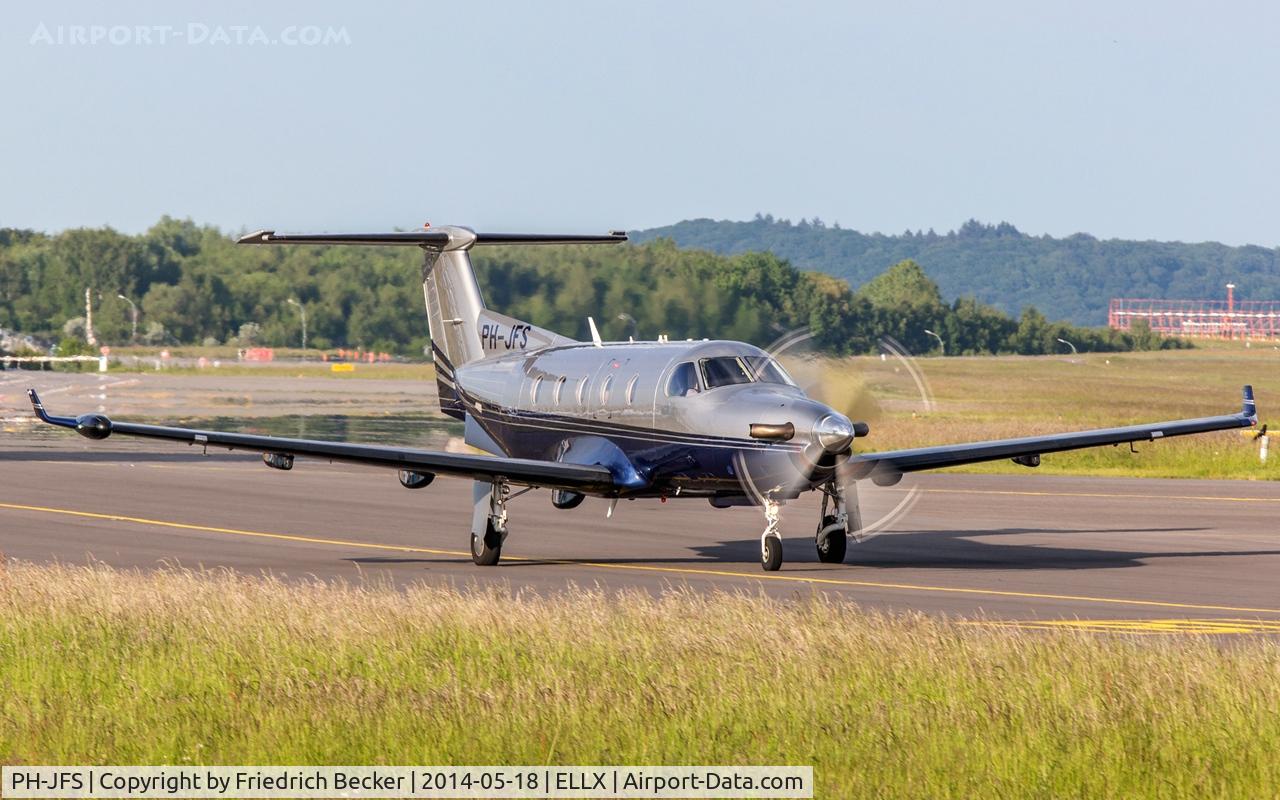 PH-JFS, 2002 Pilatus PC-12/45 C/N 477, taxying to the active, RW06