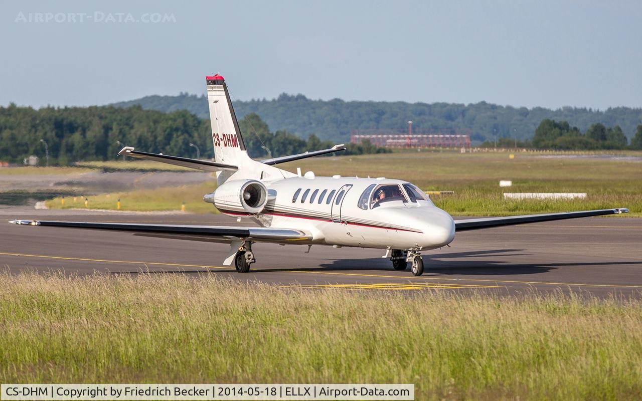 CS-DHM, 2004 Cessna 550 Citation Bravo C/N 550-1093, taxying to the active, RW06