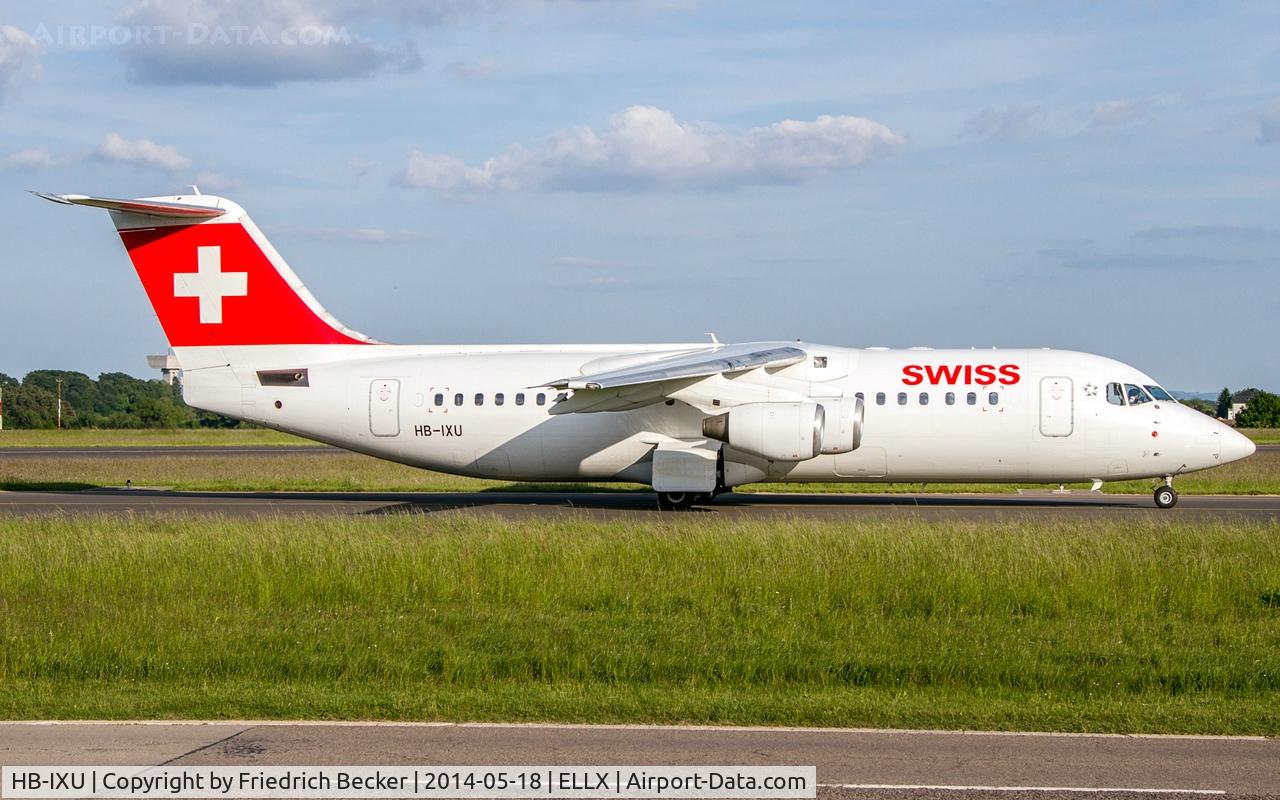 HB-IXU, 1995 British Aerospace Avro 146-RJ100 C/N E3276, taxying to the active, RW06