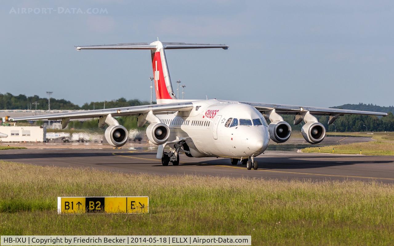 HB-IXU, 1995 British Aerospace Avro 146-RJ100 C/N E3276, taxying to the active, RW06