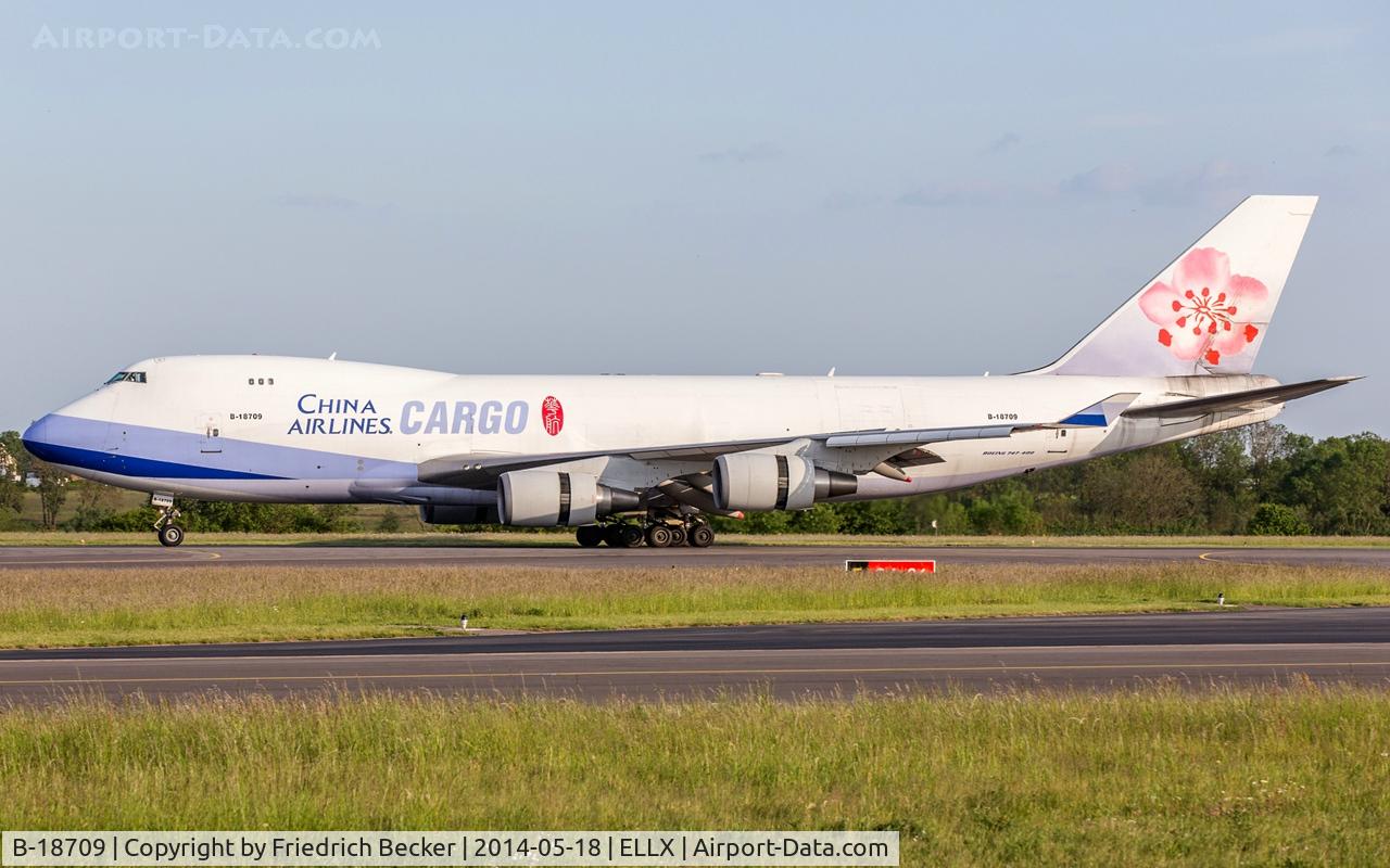 B-18709, 2002 Boeing 747-409F/SCD C/N 30766, decelerating after touchdown