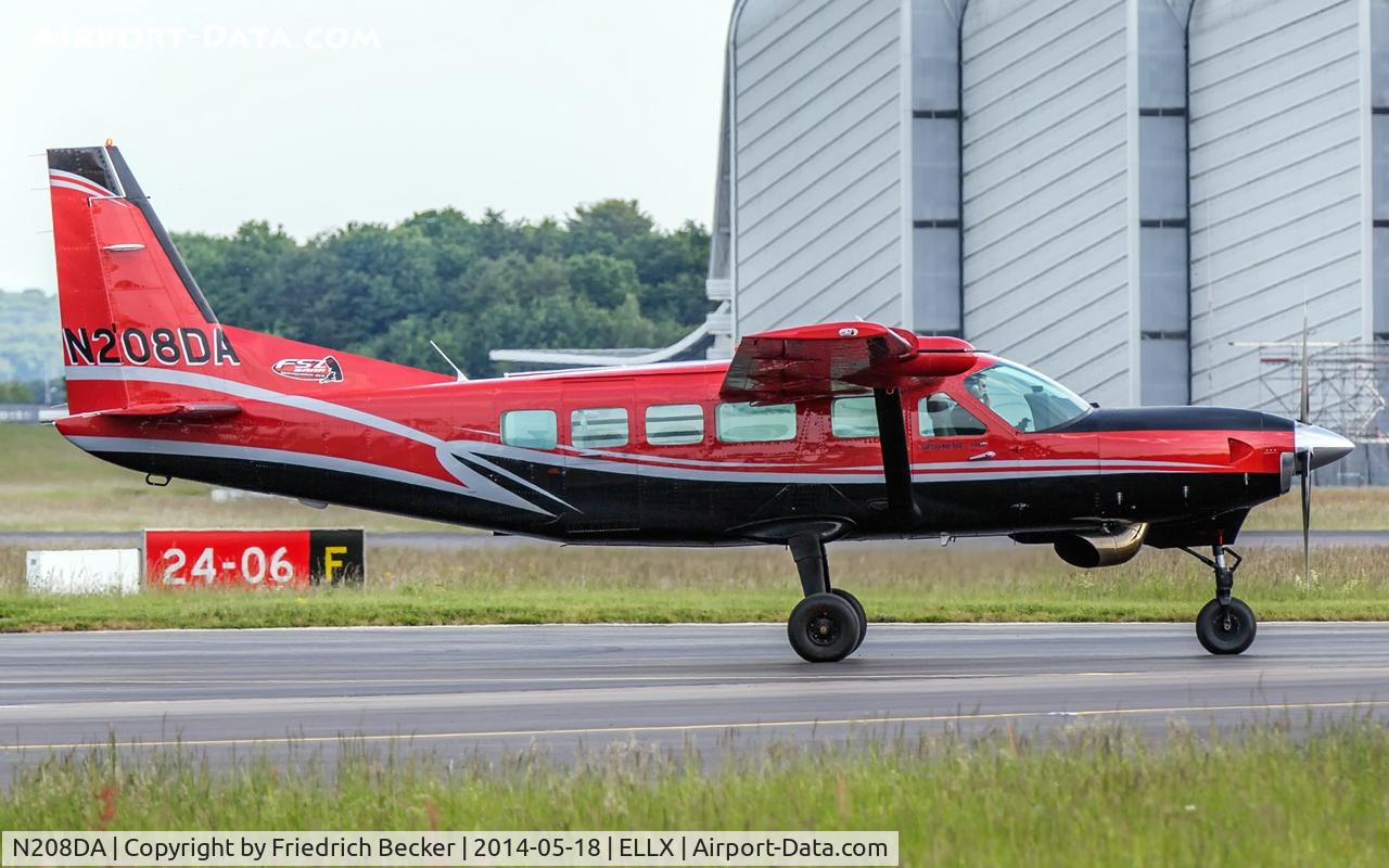 N208DA, 1986 Cessna 208 Caravan I C/N 208-00079, taxying to the apron