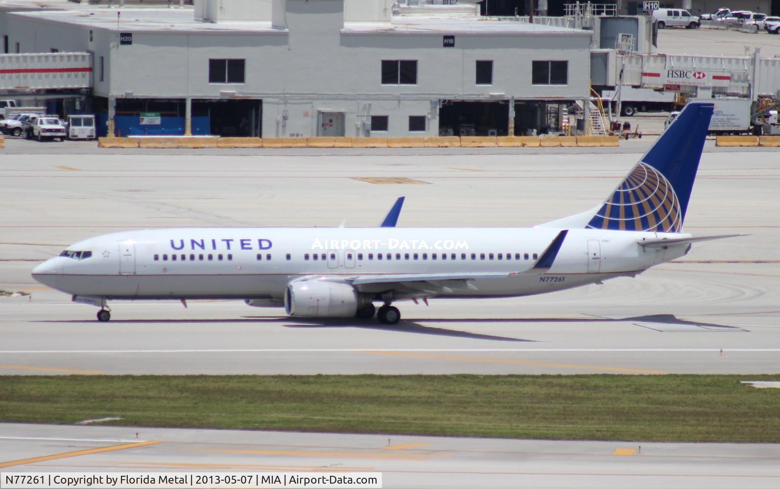 N77261, 2001 Boeing 737-824 C/N 31582, United 737-800