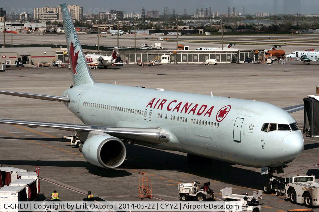 C-GHLU, 2001 Boeing 767-333 C/N 30851, C-GHLU in YYZ