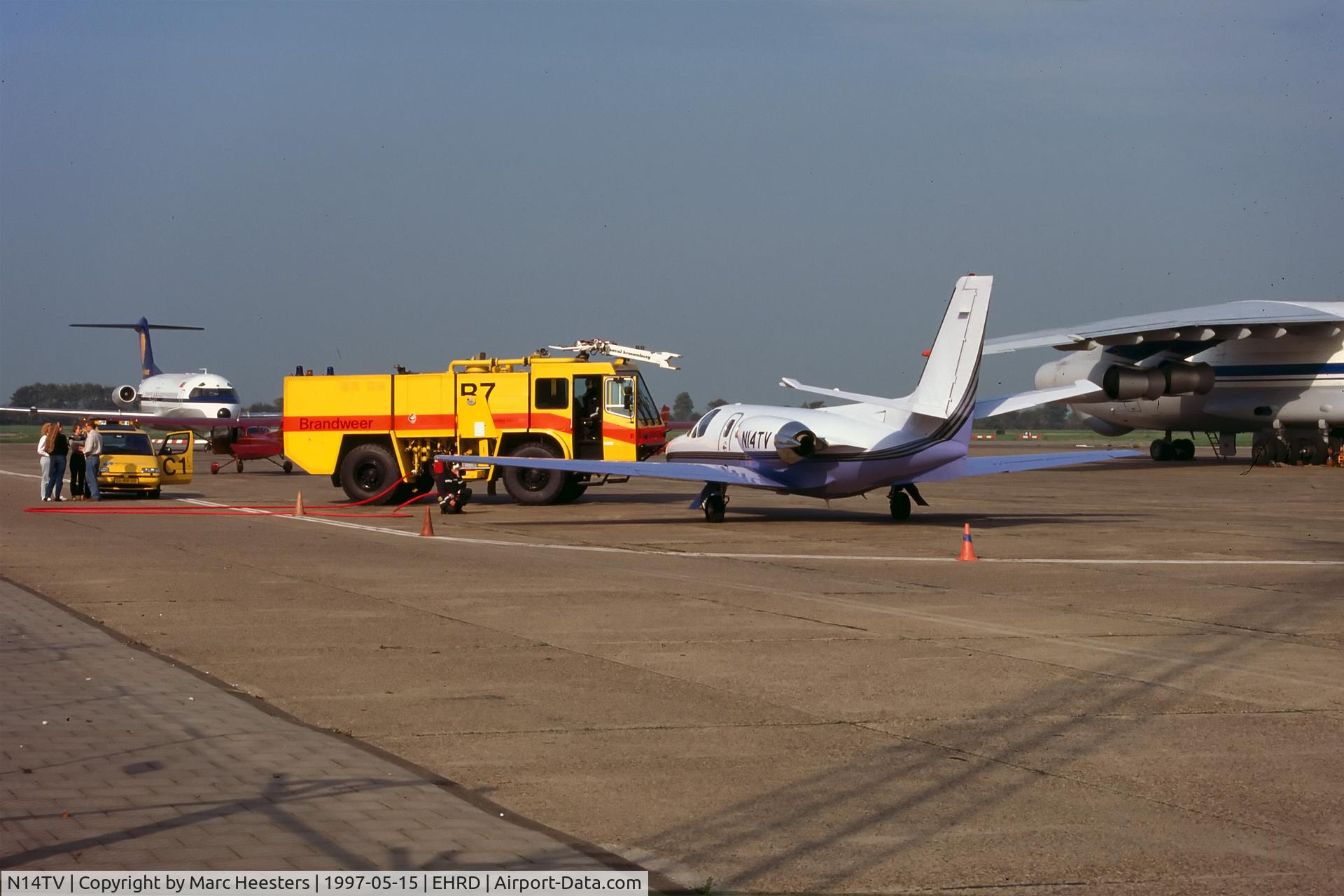 N14TV, 1996 Cessna 525 CitationJet CJ1 C/N 525-0126, Firecrew standby for presumably hot wheelbrakes