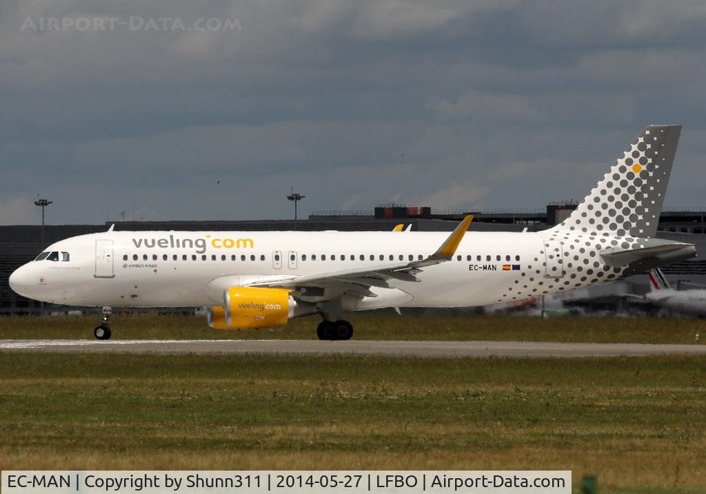EC-MAN, 2014 Airbus A320-214 C/N 6079, Lining rwy 32L for departure