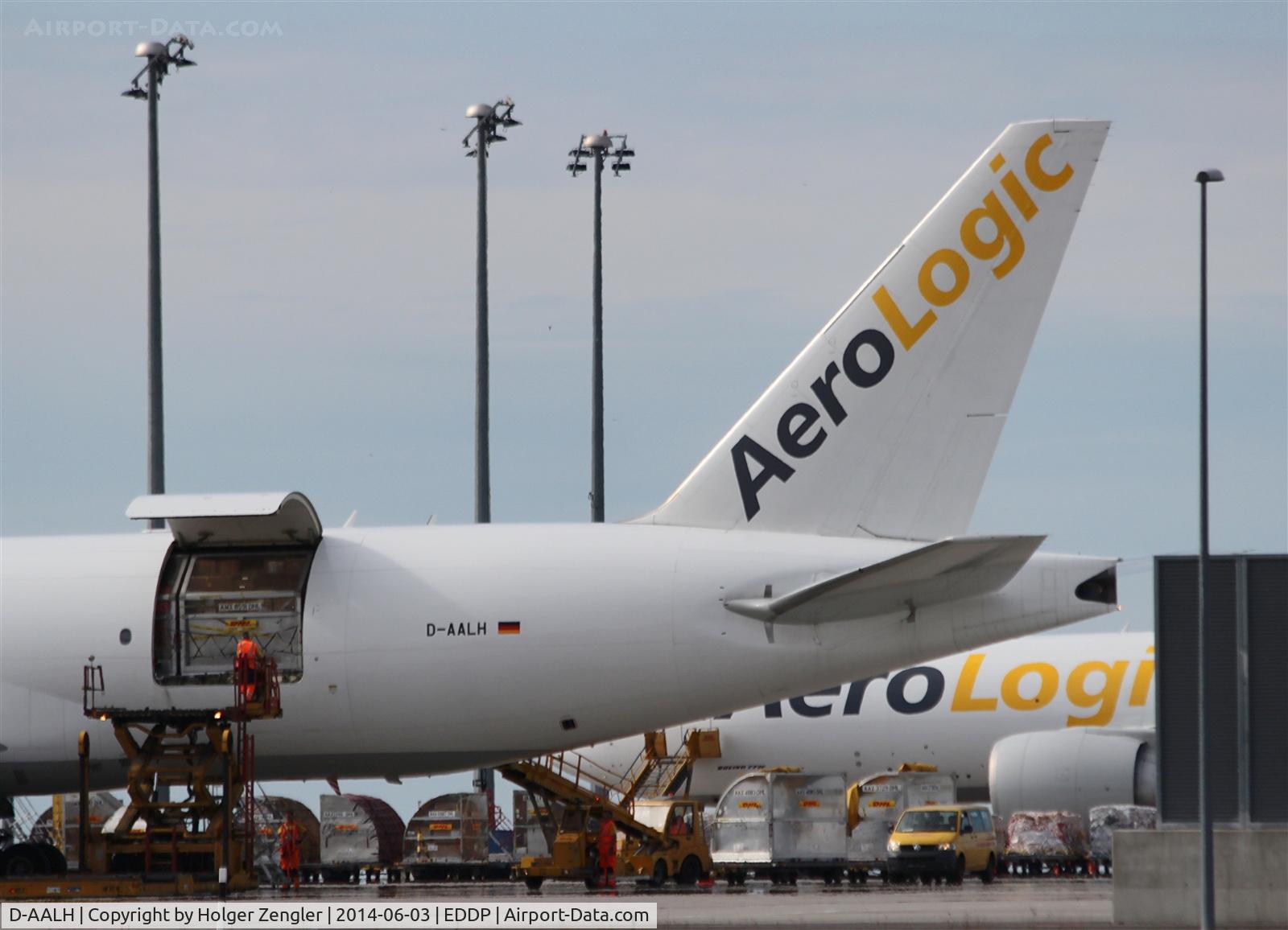 D-AALH, 2010 Boeing 777-FZN C/N 36200, First cargo bay is getting unloaded...