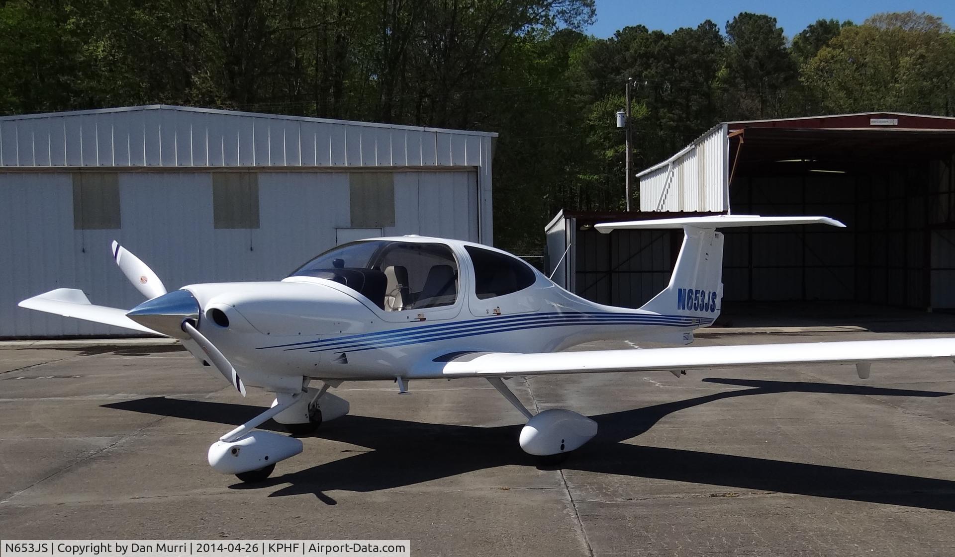 N653JS, Diamond DA-40 Diamond Star C/N 40.323, N653JS owned by the Tidewater Flying Club