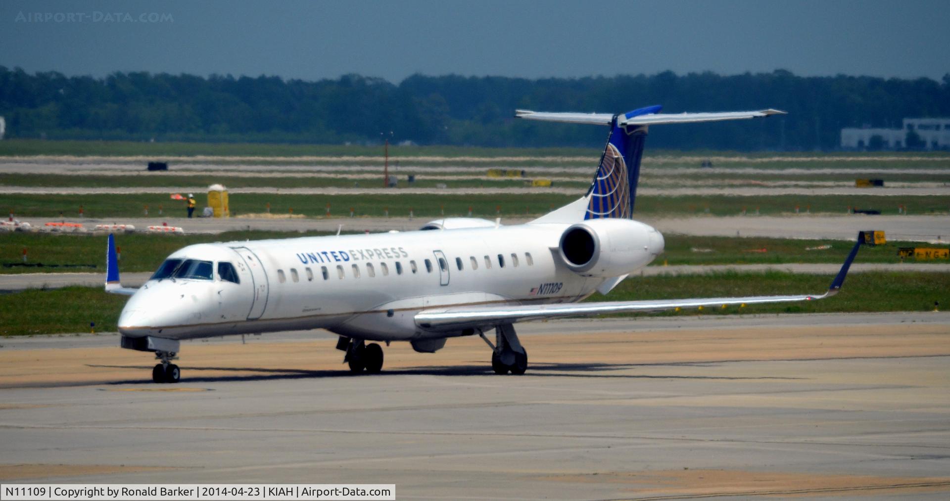 N11109, 2002 Embraer ERJ-145XR (EMB-145XR) C/N 145657, Taxi Houston