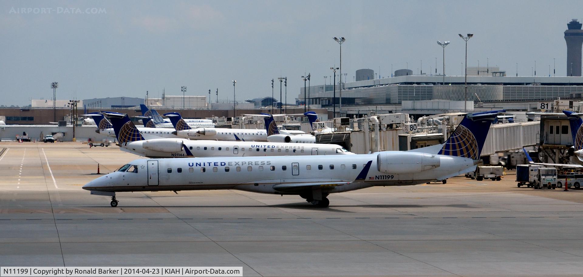 N11199, 2006 Embraer ERJ-145XR (EMB-145XR) C/N 14500953, Taxi Houston