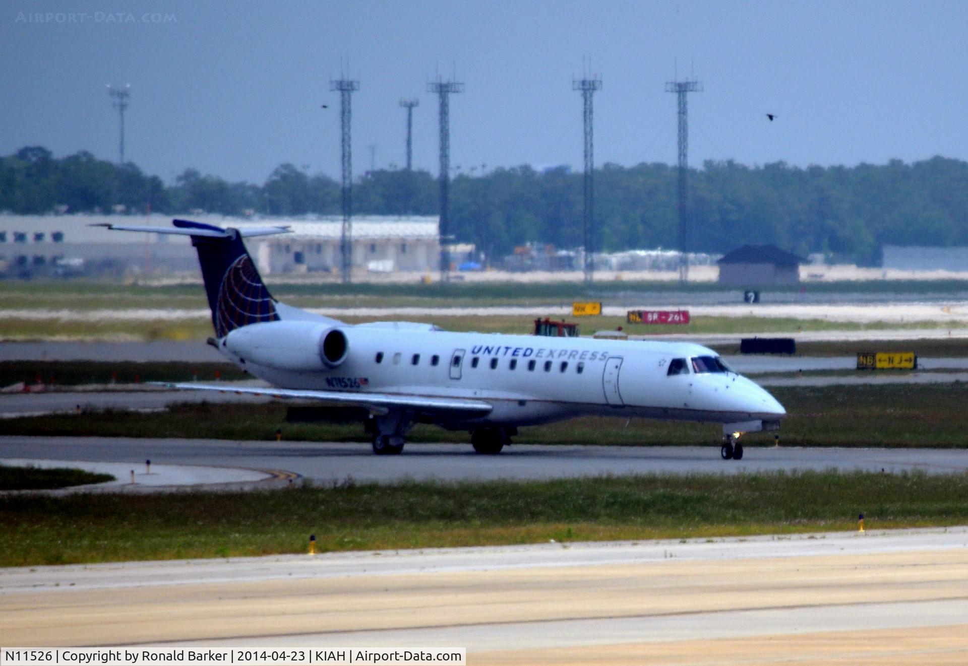 N11526, 2001 Embraer ERJ-135LR (EMB-135LR) C/N 145410, Taxi Houston