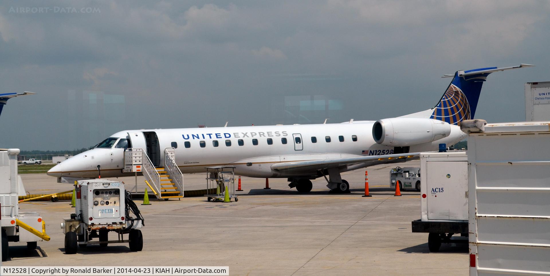 N12528, 2001 Embraer ERJ-135LR (EMB-135LR) C/N 145504, Parked Houston