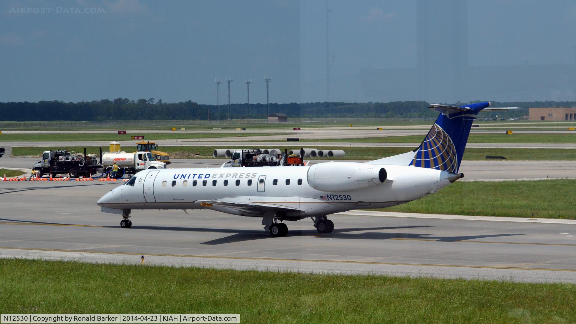 N12530, 2001 Embraer ERJ-135LR (EMB-135LR) C/N 145533, Taxi for takeoff Houston