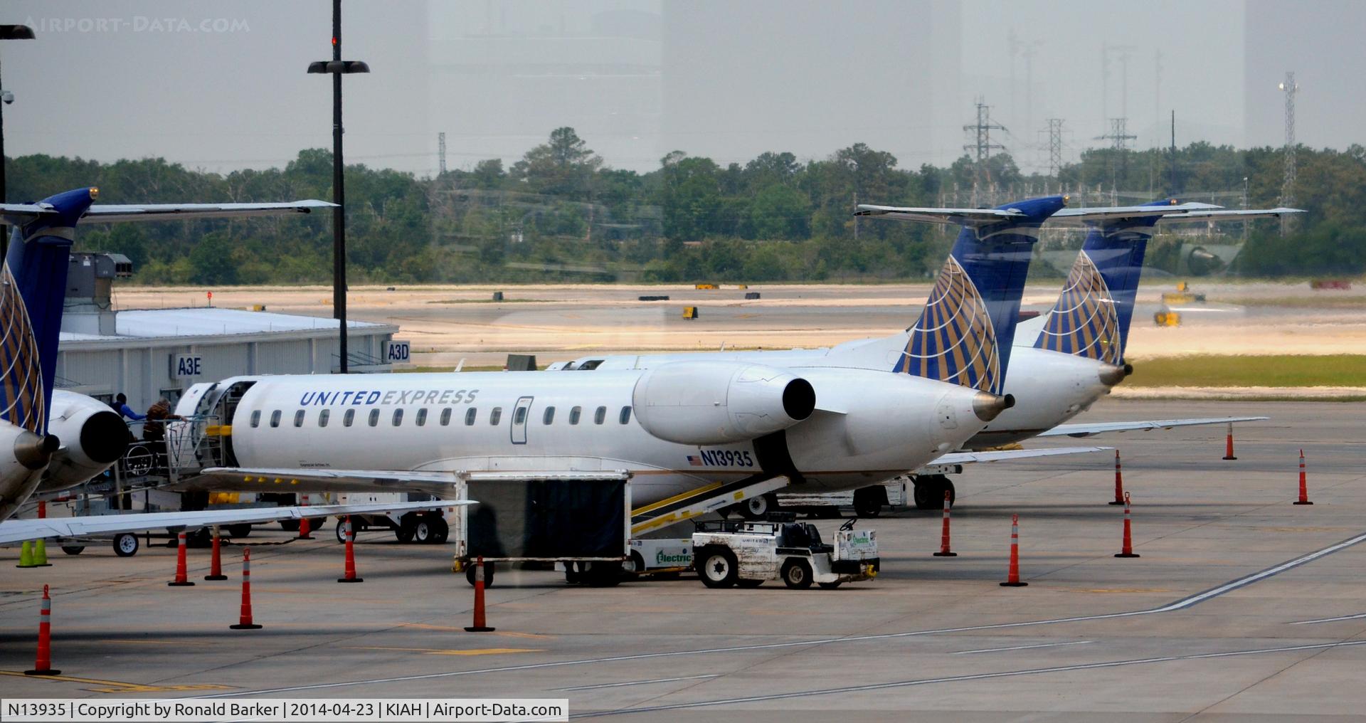N13935, 1997 Embraer EMB-145EP (ERJ-145EP) C/N 145.022, Gate A3E Houston