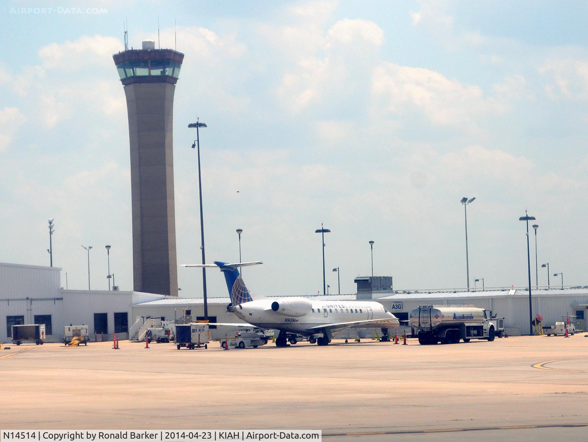 N14514, 2000 Embraer ERJ-135LR (EMB-135LR) C/N 145303, At the gate Houston
