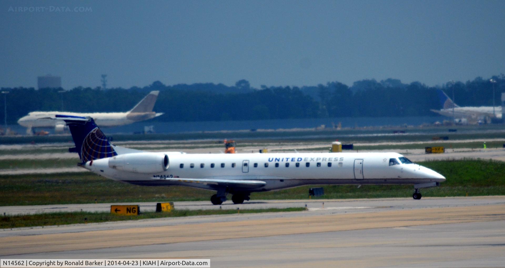 N14562, 2002 Embraer ERJ-145LR (EMB-145LR) C/N 145611, Taxi Houston