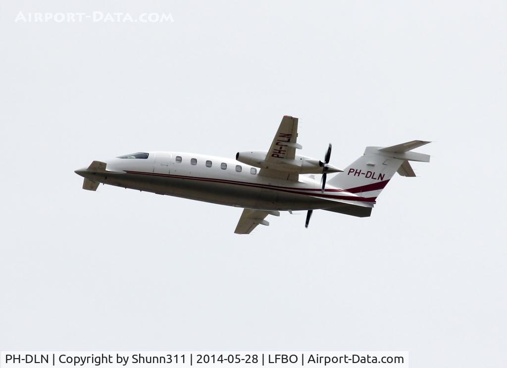 PH-DLN, 2008 Piaggio P-180 Avanti II C/N 1175, Taking off from rwy 32R