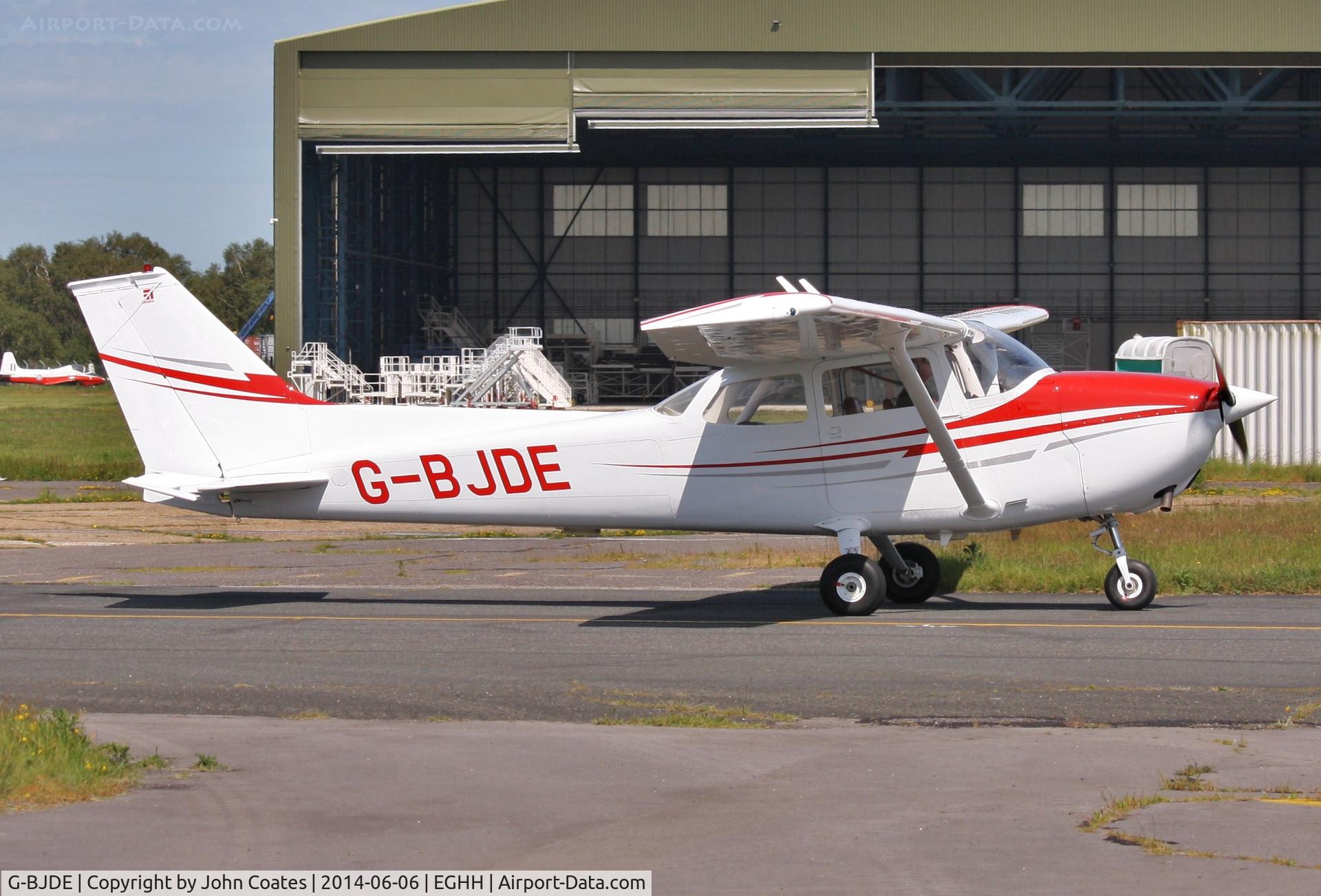 G-BJDE, 1973 Reims F172M Skyhawk Skyhawk C/N 0984, Departing