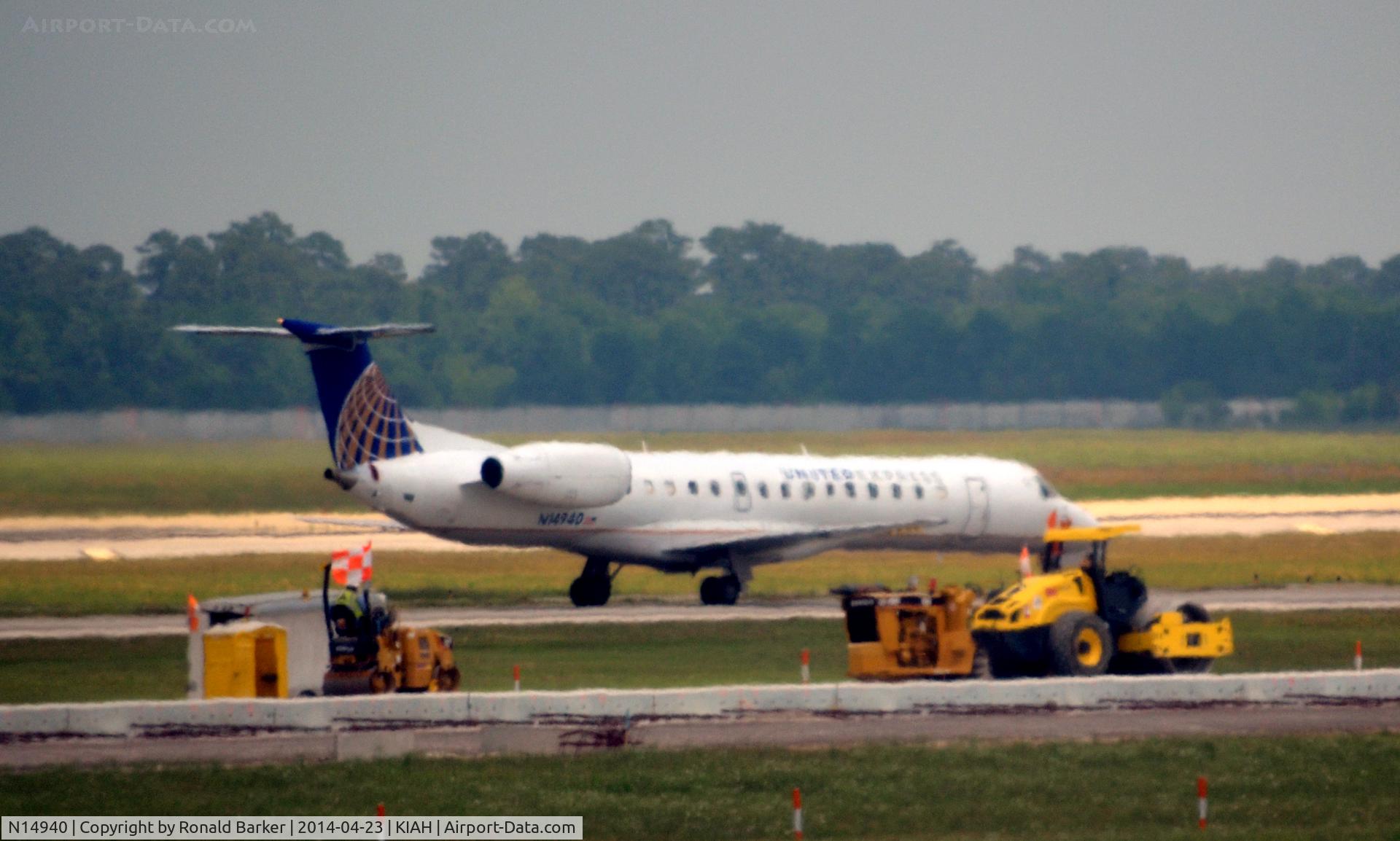 N14940, 1997 Embraer EMB-145EP (ERJ-145EP) C/N 145033, Taxi Houston