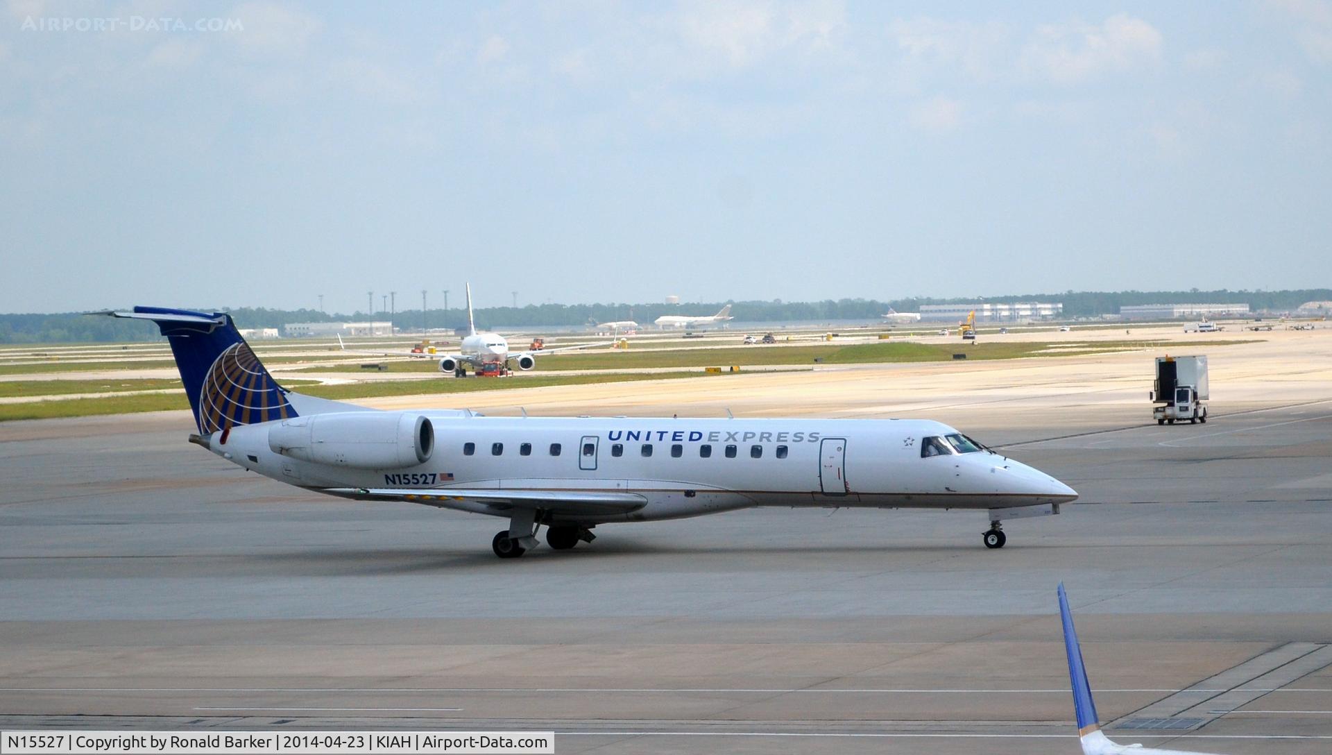 N15527, 2001 Embraer ERJ-135LR (EMB-135LR) C/N 145413, Taxi Houston