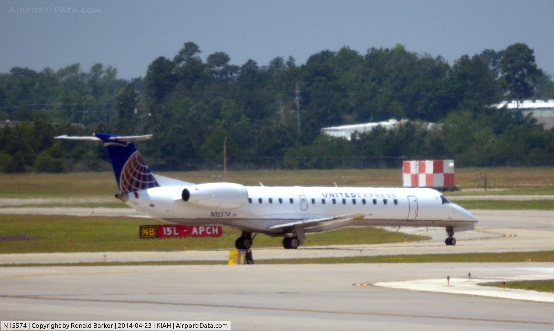 N15574, 2002 Embraer ERJ-145LR (EMB-145LR) C/N 145639, Taxi Houston