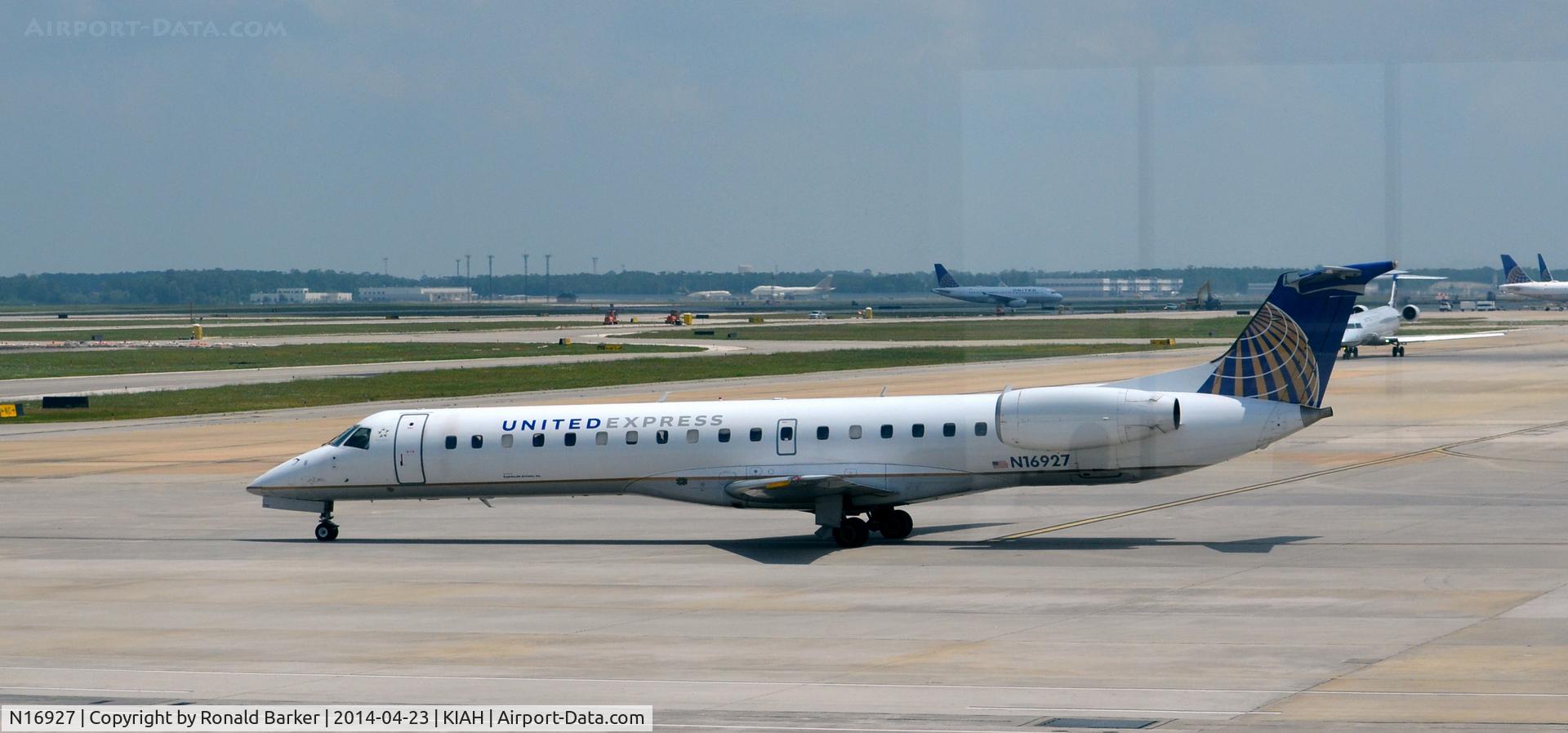 N16927, 1996 Embraer EMB-145EP (ERJ-145EP) C/N 145006, Taxi Houston