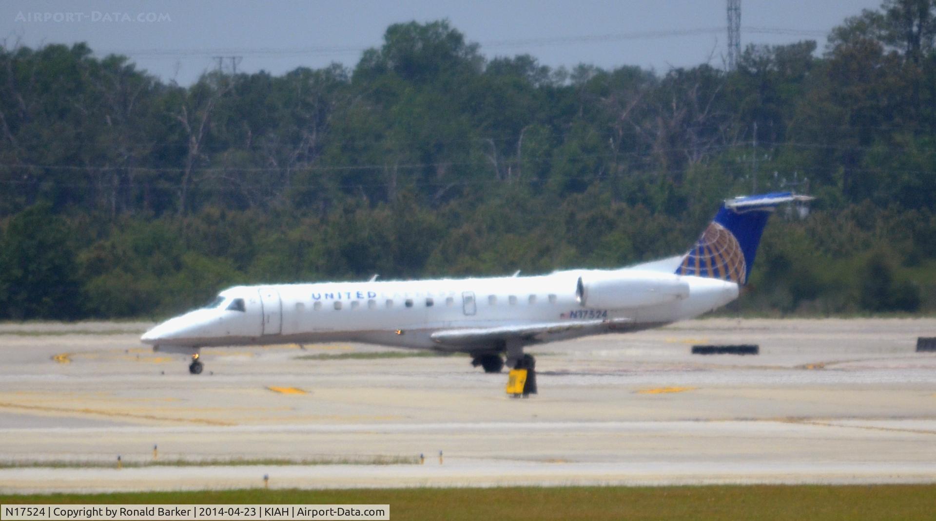 N17524, 2001 Embraer ERJ-135LR (EMB-135LR) C/N 145399, Taxi Houston