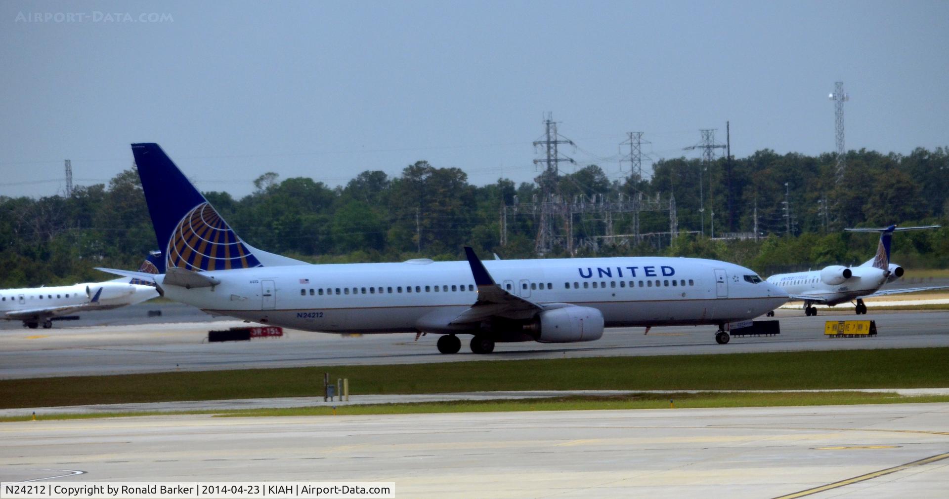 N24212, 1998 Boeing 737-824 C/N 28772, Taxi Houston