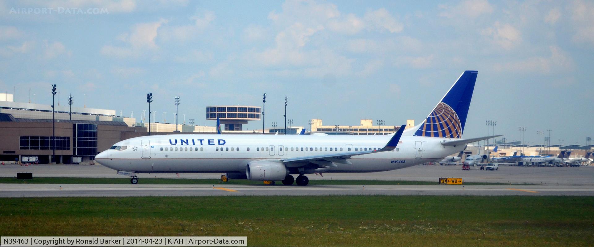 N39463, 2012 Boeing 737-924/ER C/N 37208, Taxi Houston