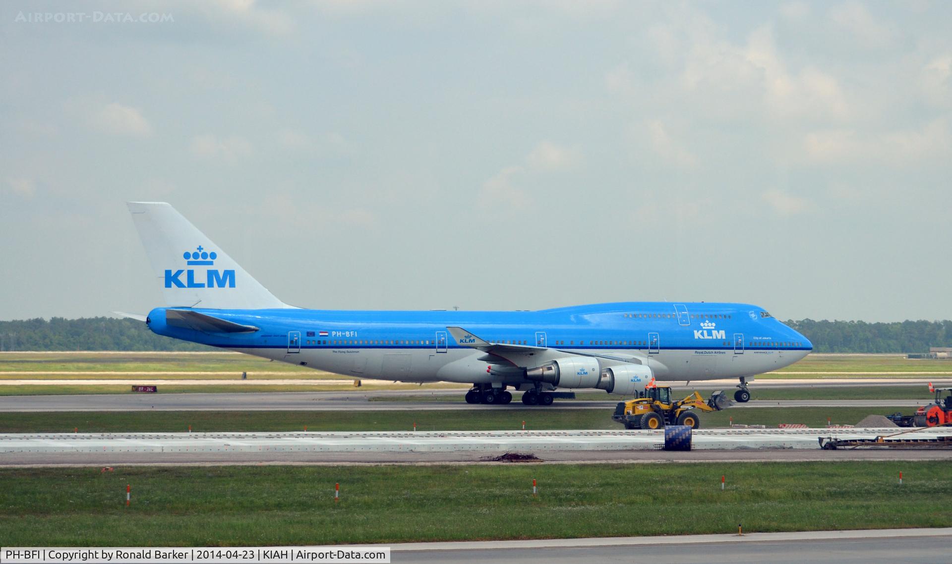 PH-BFI, 1991 Boeing 747-406BC C/N 25086, Taxi to park Houston