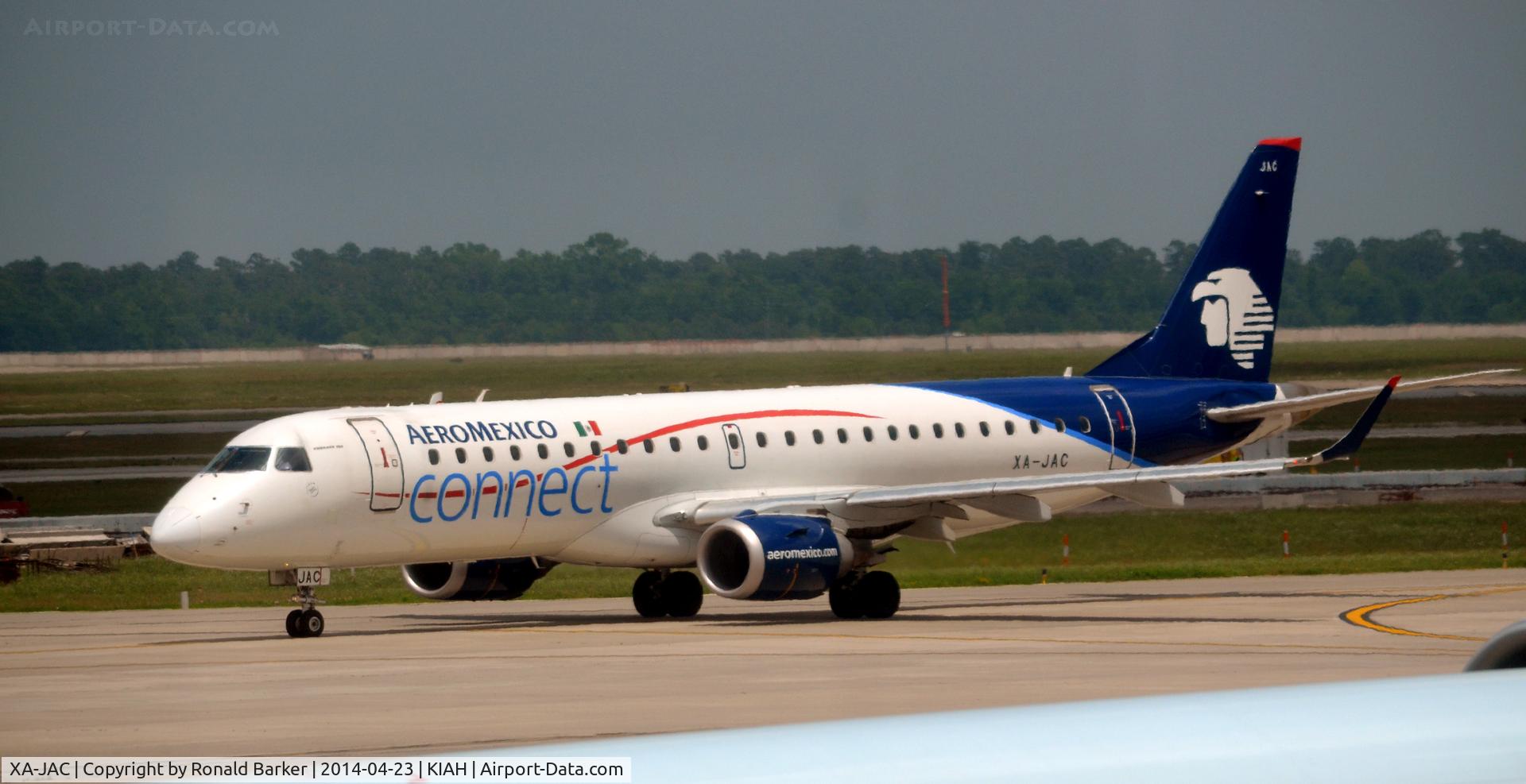 XA-JAC, 2009 Embraer 190LR (ERJ-190-100LR) C/N 19000248, Taxi Houston