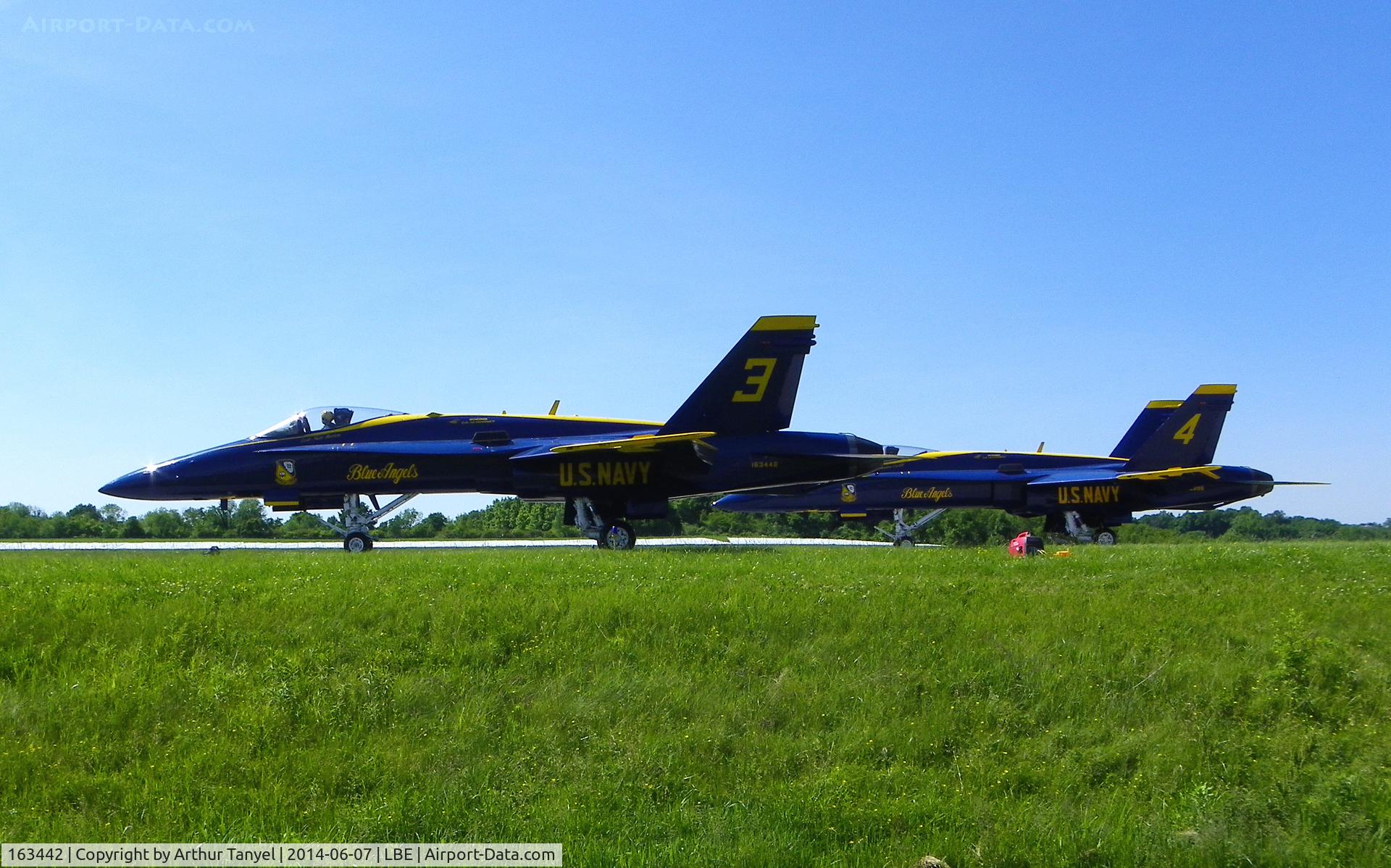 163442, 1987 McDonnell Douglas F/A-18C Hornet C/N 0645/C013, Taxiing to takeoff @ the Westmoreland County Airshow