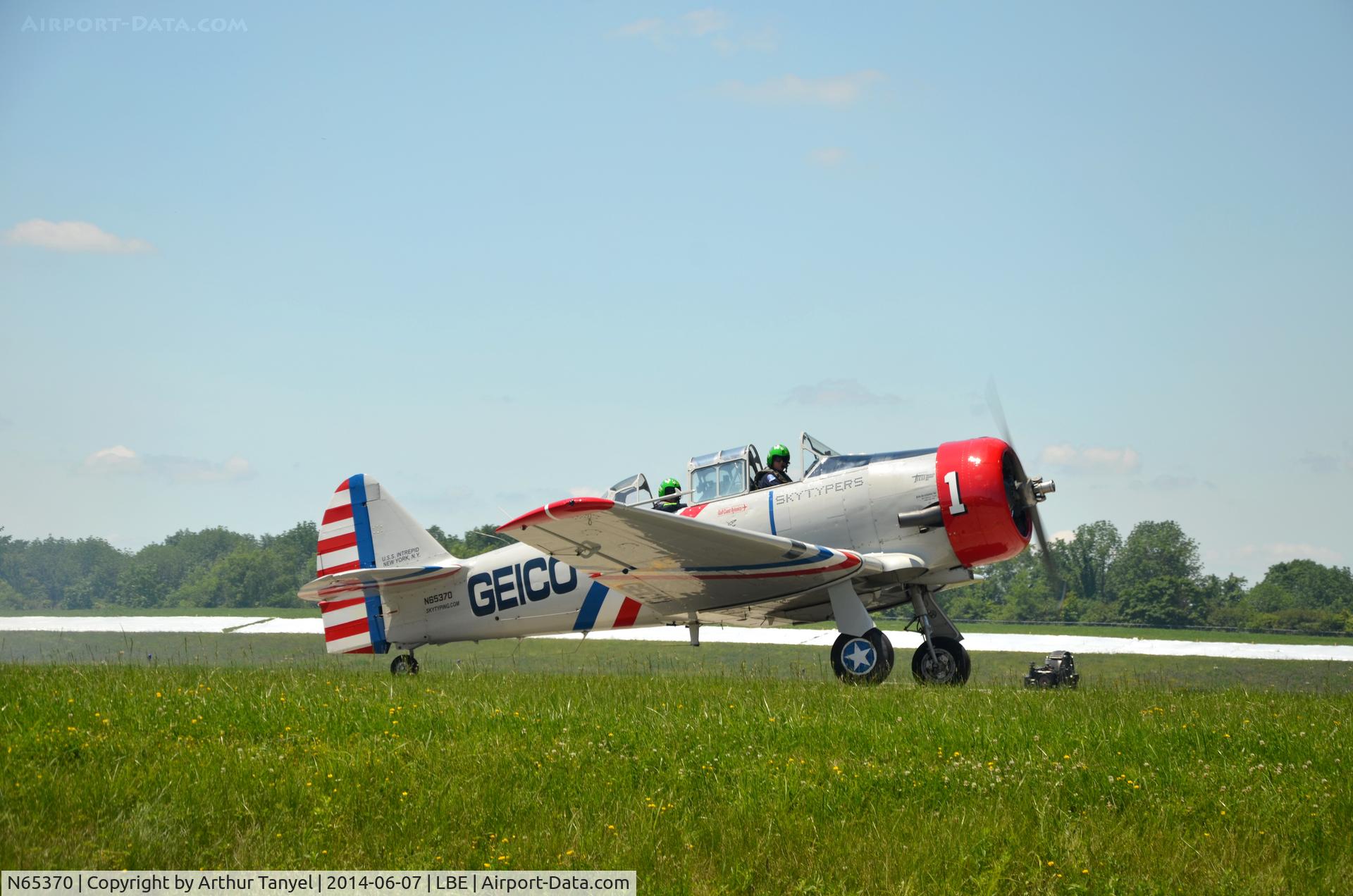 N65370, 1941 North American SNJ-2 Texan C/N 2562, Taxiing after performing @ the Westmoreland County Airshow