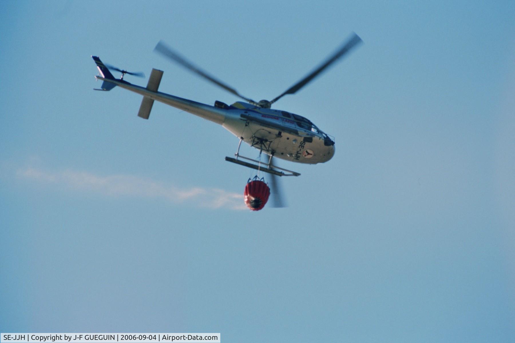 SE-JJH, Eurocopter AS-350B-3+ Ecureuil Ecureuil C/N 4072, SE-JJH returning towards the fire zone near Formia (Italy).
