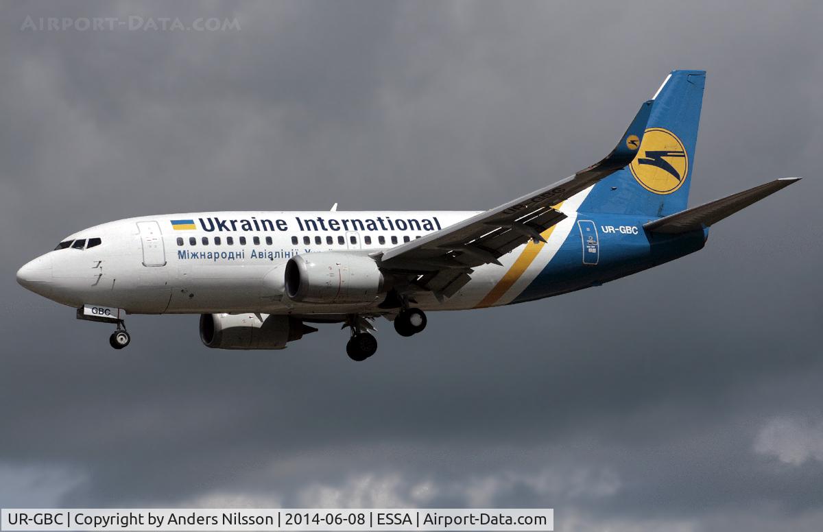 UR-GBC, 1997 Boeing 737-5L9 C/N 28722, On final for runway 26.